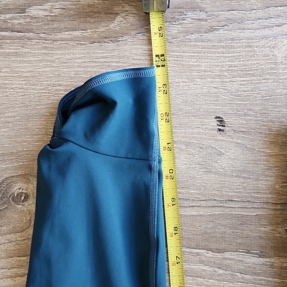 Fabletics Oasis High Waisted Twist 7/8 Leggings Midnight Wave Teal Activewear - Picture 8 of 12